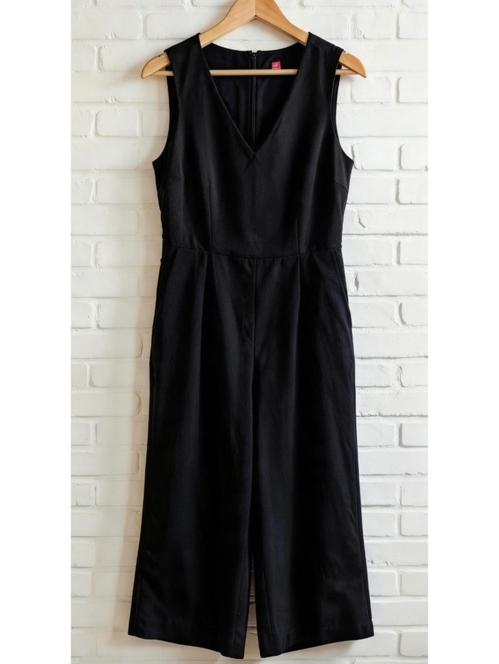 Vince Camuto Black Sleeveless V-neck Pleated- waist Jumpsuit. Size 4